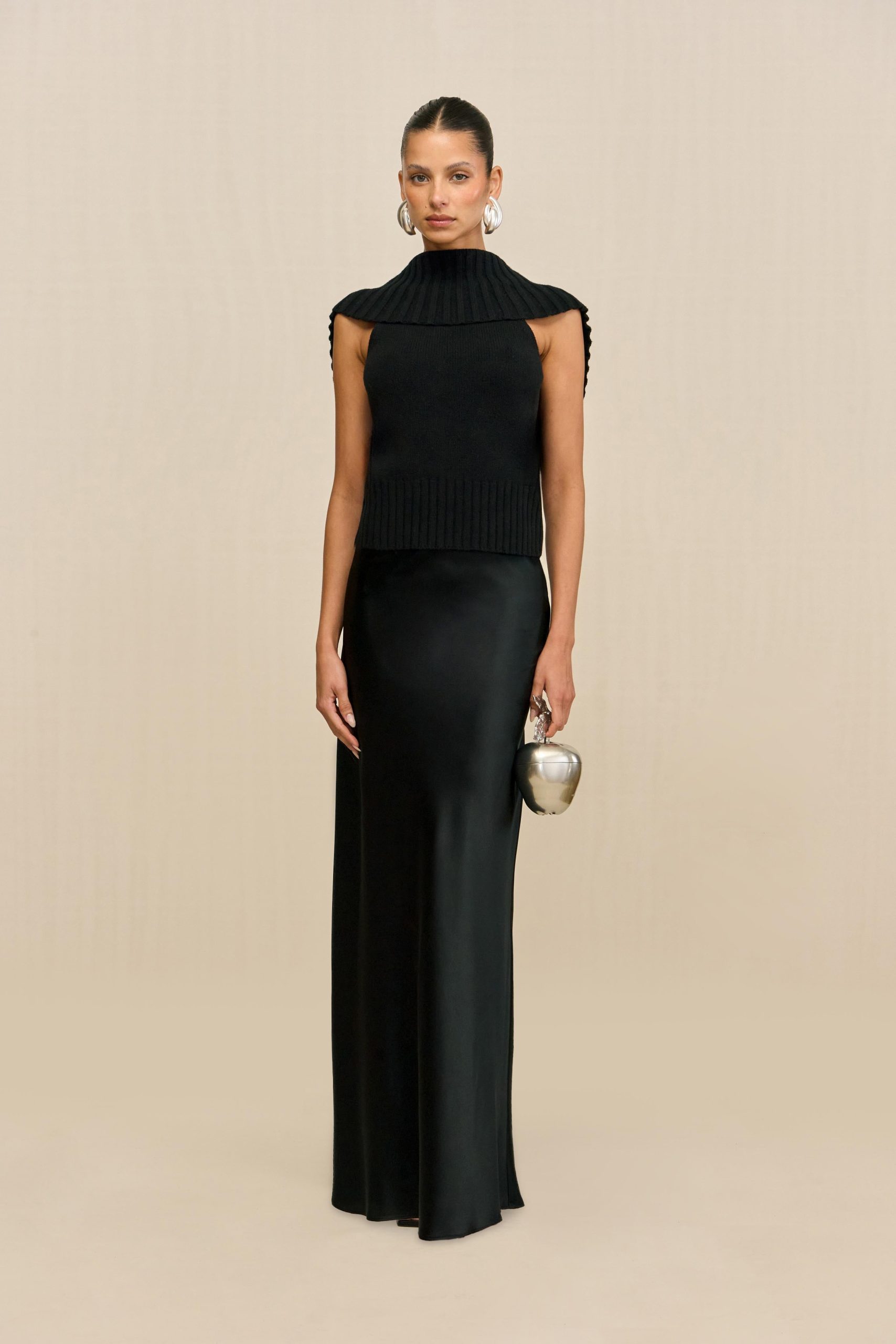 250519_CG_RES26_40_CHEN_SWEATER_CHANTEL_SKIRT_BLK_MELA_CLUTCH_0021_WEBBED-scaled
