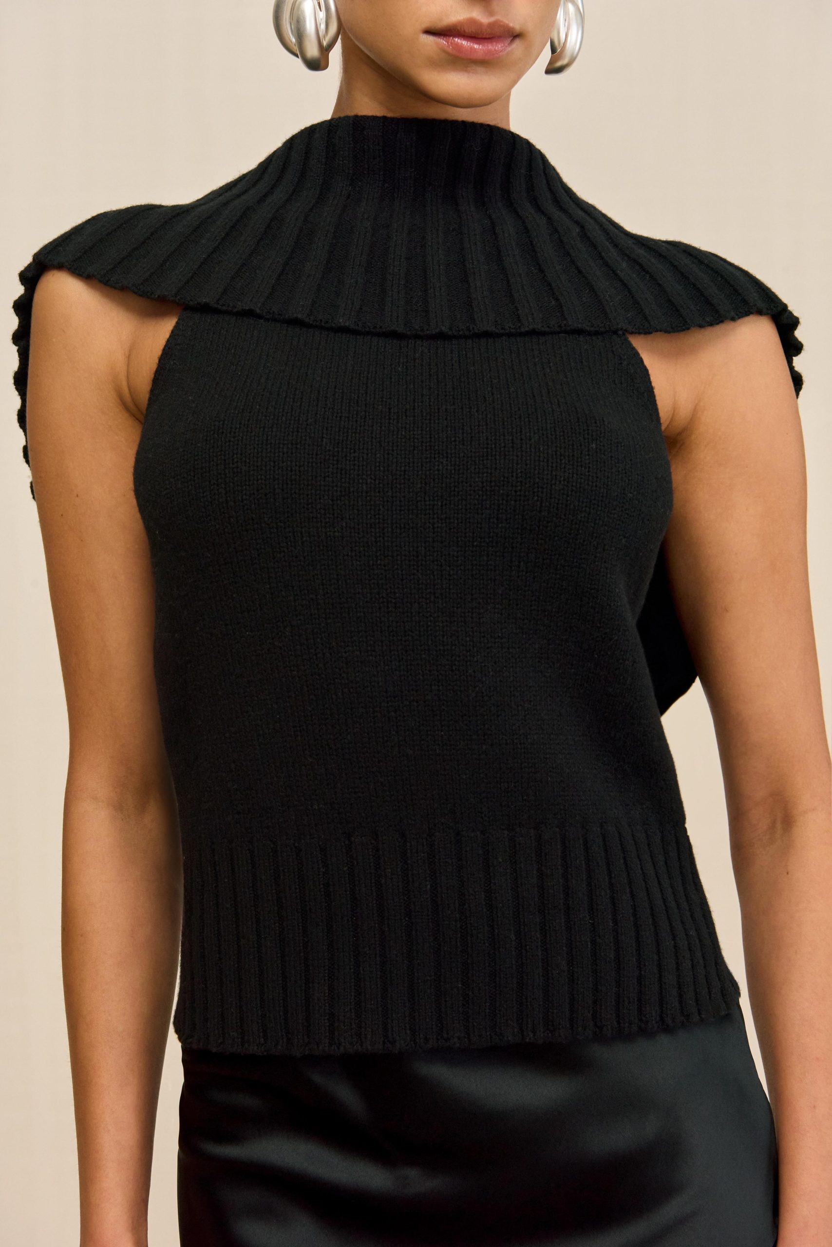 250519_CG_RES26_40_CHEN_SWEATER_CHANTEL_SKIRT_BLK_MELA_CLUTCH_0038_WEBBED-scaled