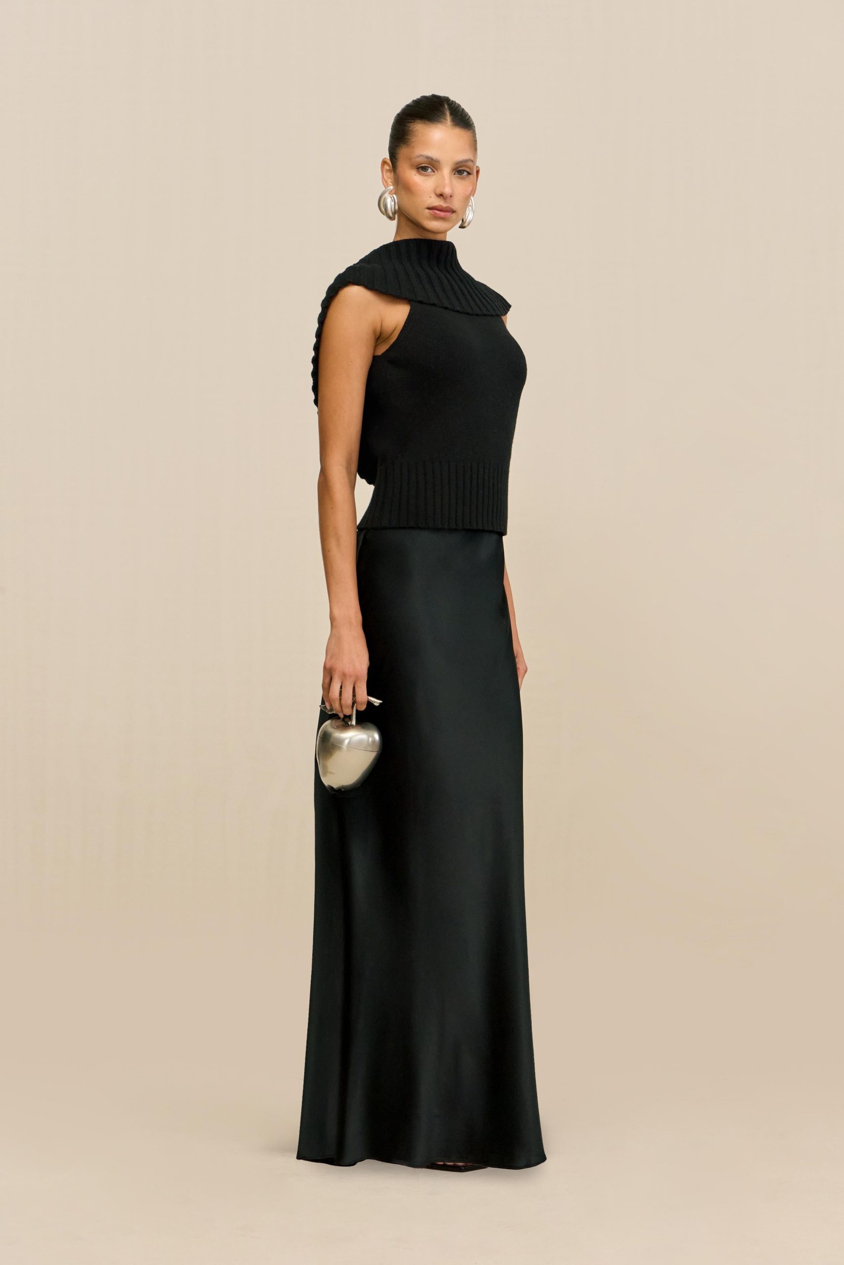 250519_CG_RES26_40_CHEN_SWEATER_CHANTEL_SKIRT_BLK_MELA_CLUTCH_0060_WEBBED-scaled