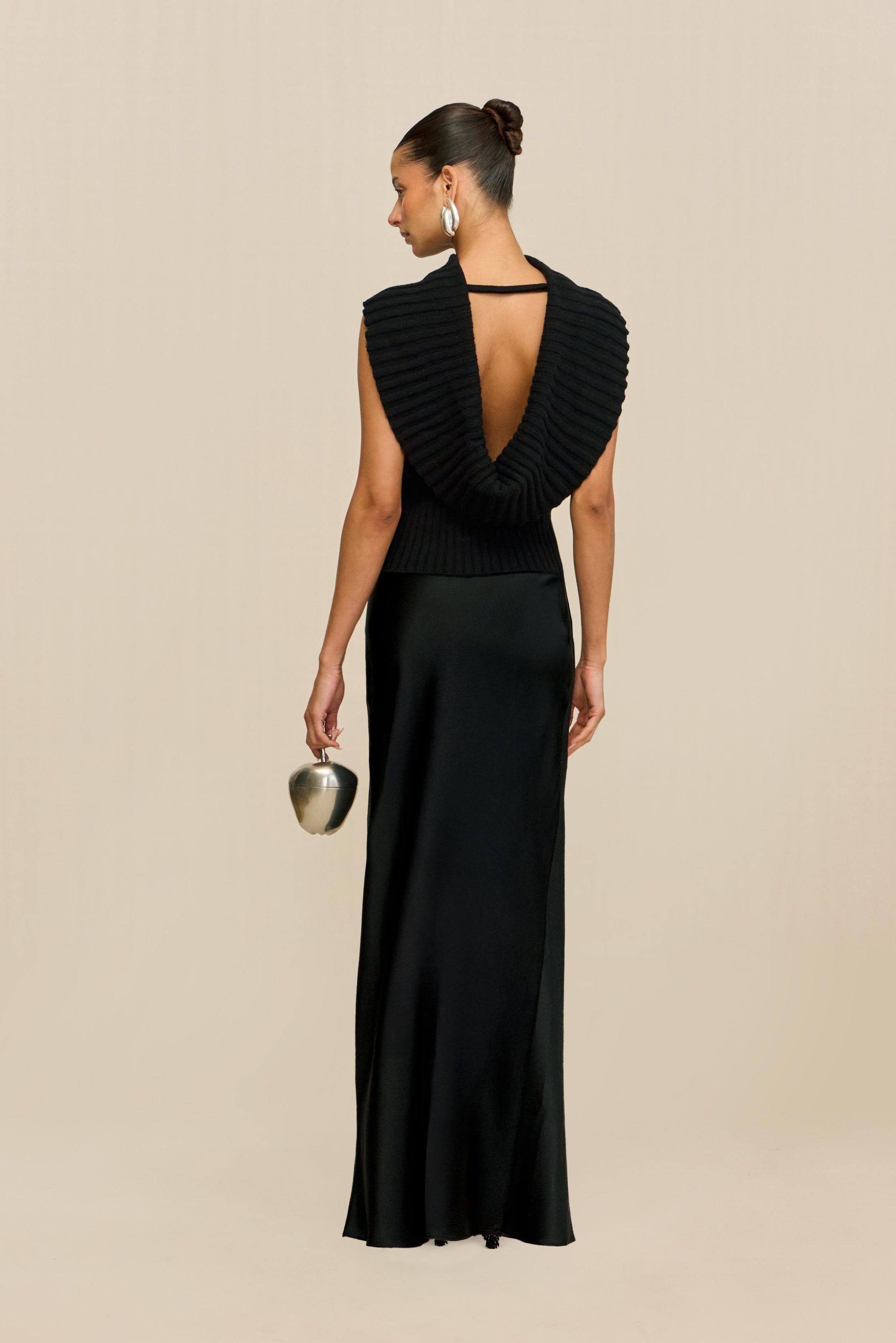250519_CG_RES26_40_CHEN_SWEATER_CHANTEL_SKIRT_BLK_MELA_CLUTCH_0074_WEBBED-scaled