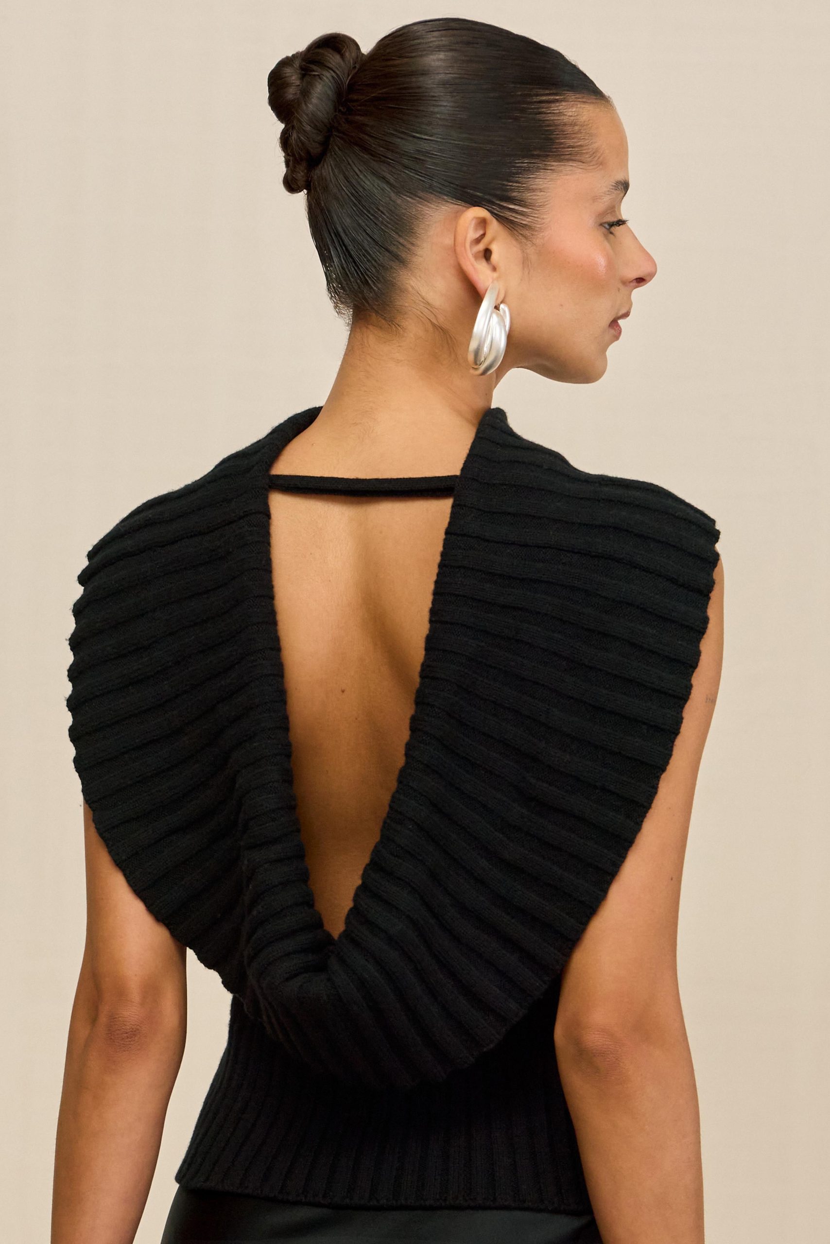 250519_CG_RES26_40_CHEN_SWEATER_CHANTEL_SKIRT_BLK_MELA_CLUTCH_0081_WEBBED-scaled