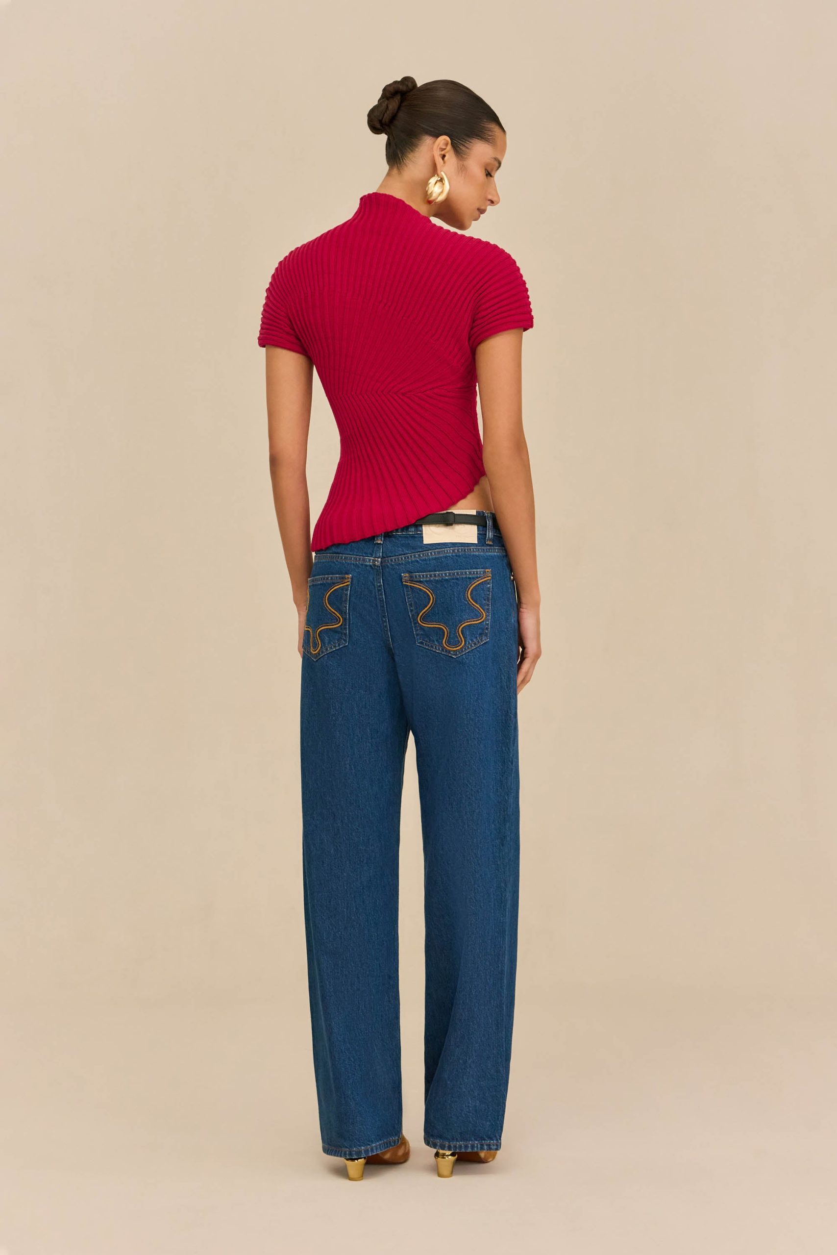 251110_DR_CULT_GAIA_R26_RESHOOTS_16_ANNEMIE_TOP_MERLOT_ROSELLA_PANT_DK_WSH_0030_WEBBED-scaled