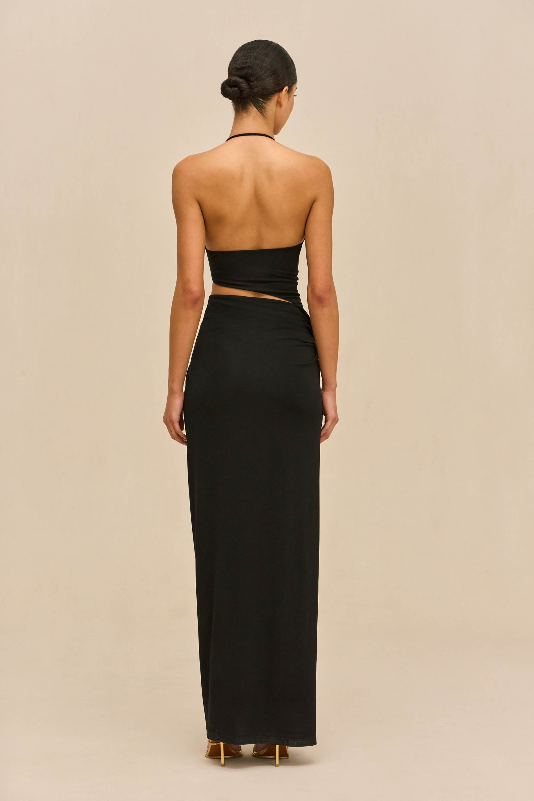 251118_DR_CG_PF26_LB_129_MACIE_GOWN_BLK_0030_WEBBED-scaled