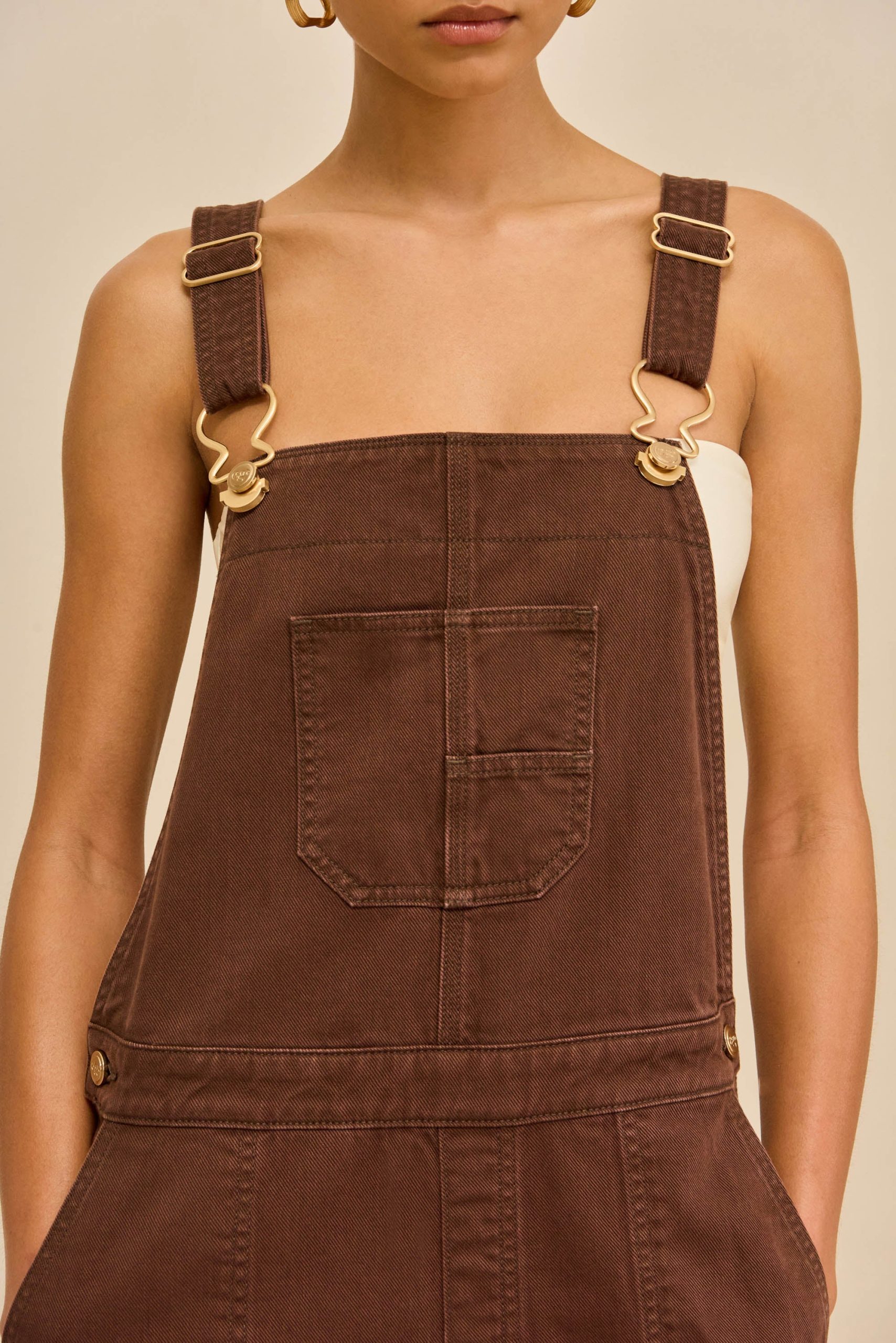 260120_DR_CG_SP_HS26_RESHT_03_ANDRA_OVERALLS_BRN_0009_WEBBED-scaled