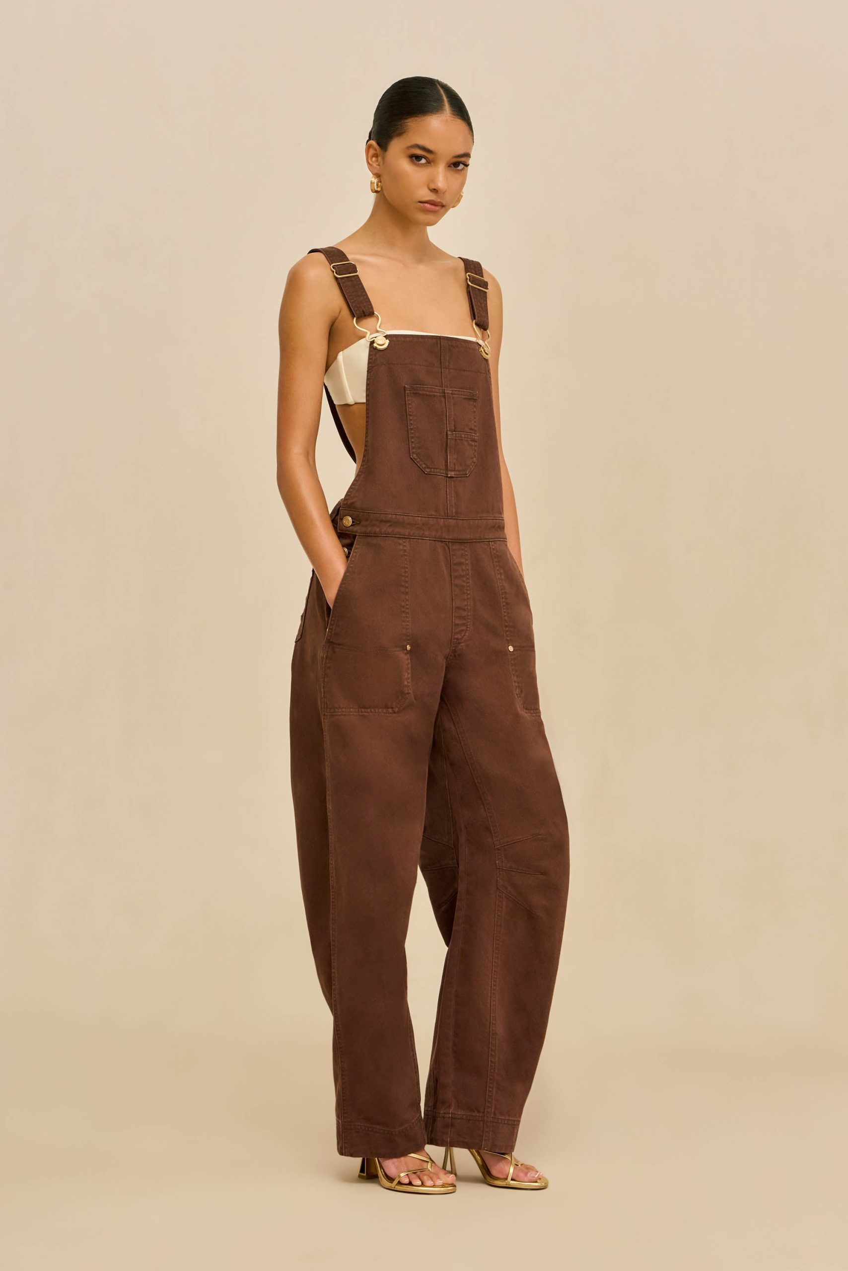 260120_DR_CG_SP_HS26_RESHT_03_ANDRA_OVERALLS_BRN_0019_WEBBED-scaled