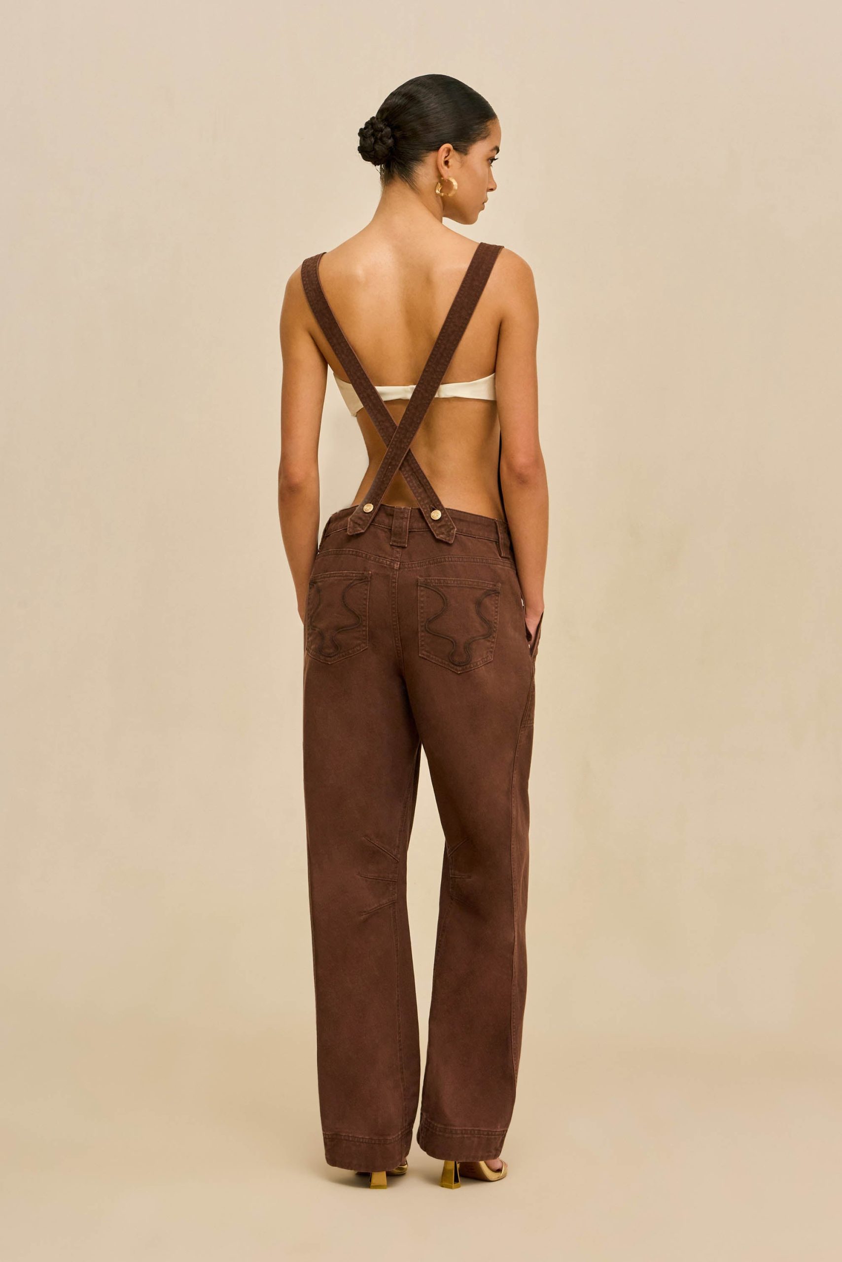 260120_DR_CG_SP_HS26_RESHT_03_ANDRA_OVERALLS_BRN_0022_WEBBED-scaled