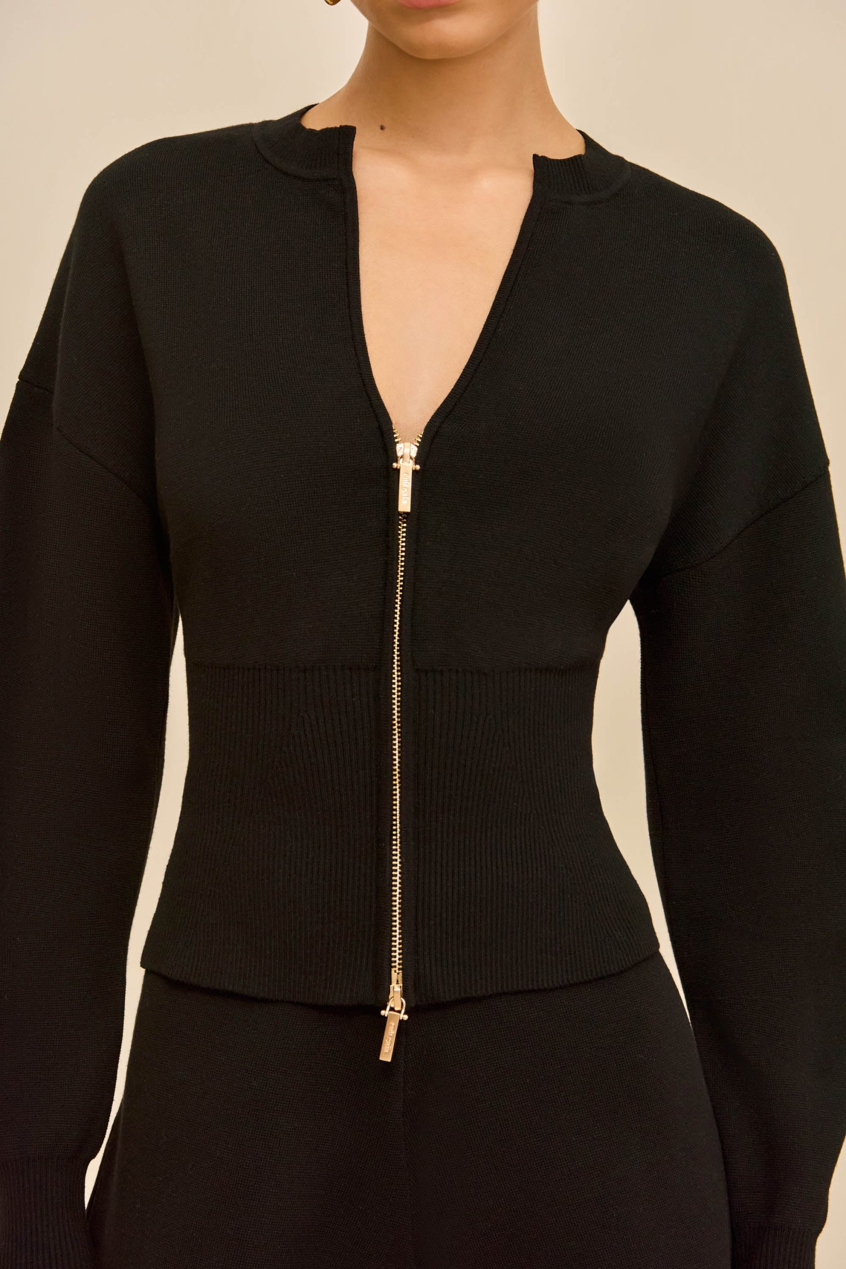 260121_DR_CG_SP_HS26_RESHT_102_MONROE_SWEATER_ACE_SHORT_BLK_0029_WEBBED-scaled