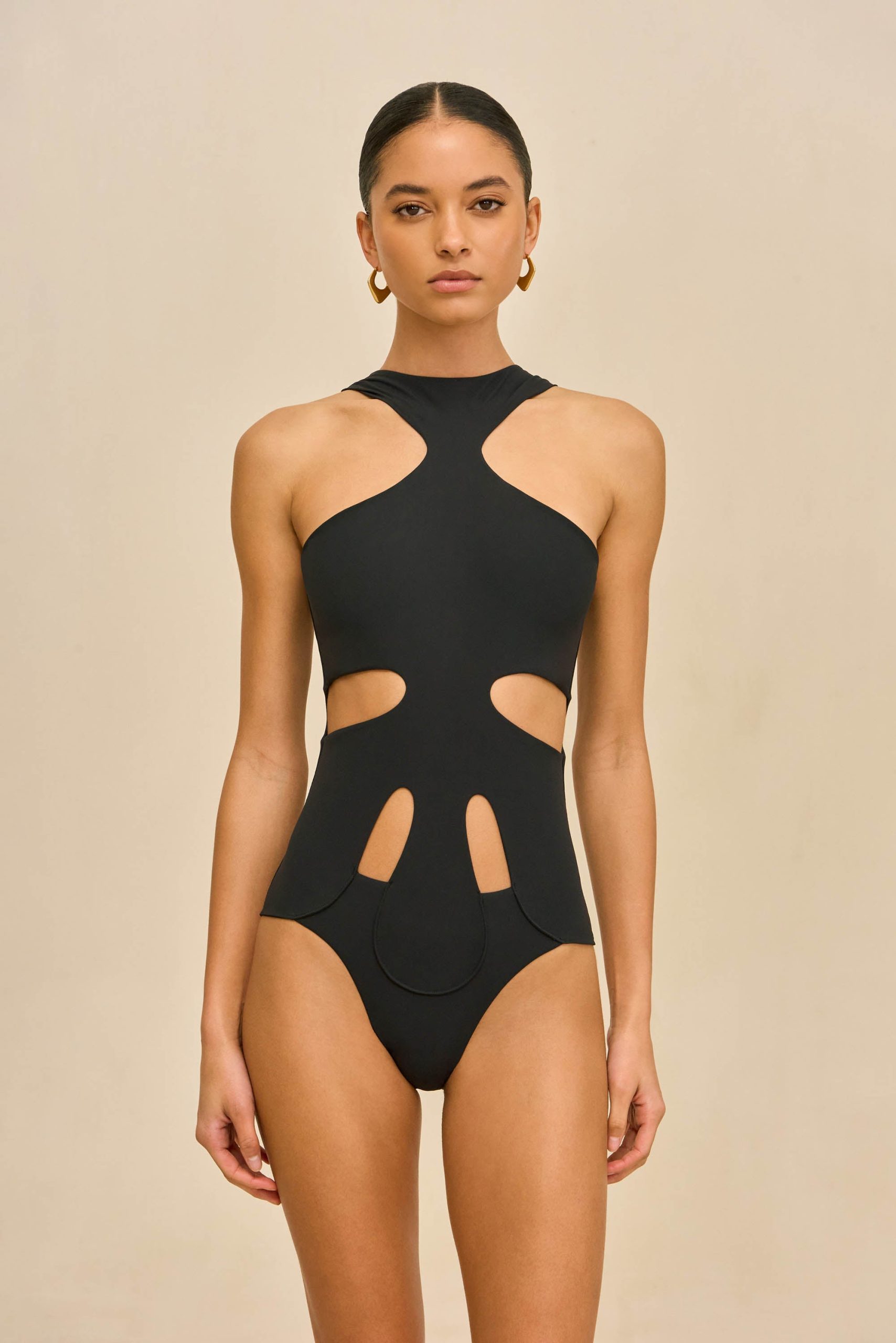 260121_DR_CG_SP_HS26_RESHT_124_NOVELLA_ONE_PIECE_BLK_0012_WEBBED-scaled
