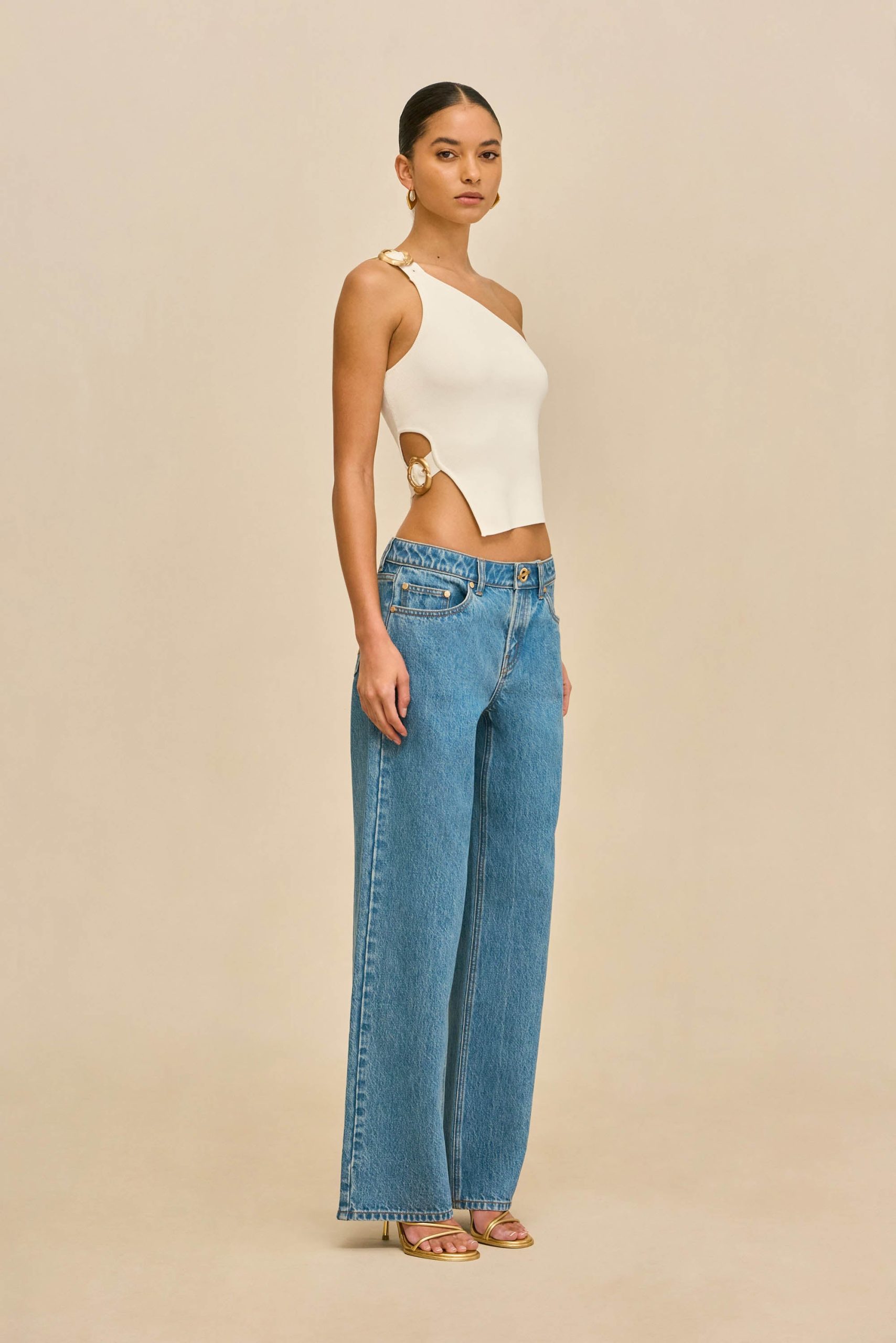 260121_DR_CG_SP_HS26_RESHT_98_VALERIA_TOP_WHT_WYNN_LOW_RISE_PANT_BLU_0031_WEBBED-scaled