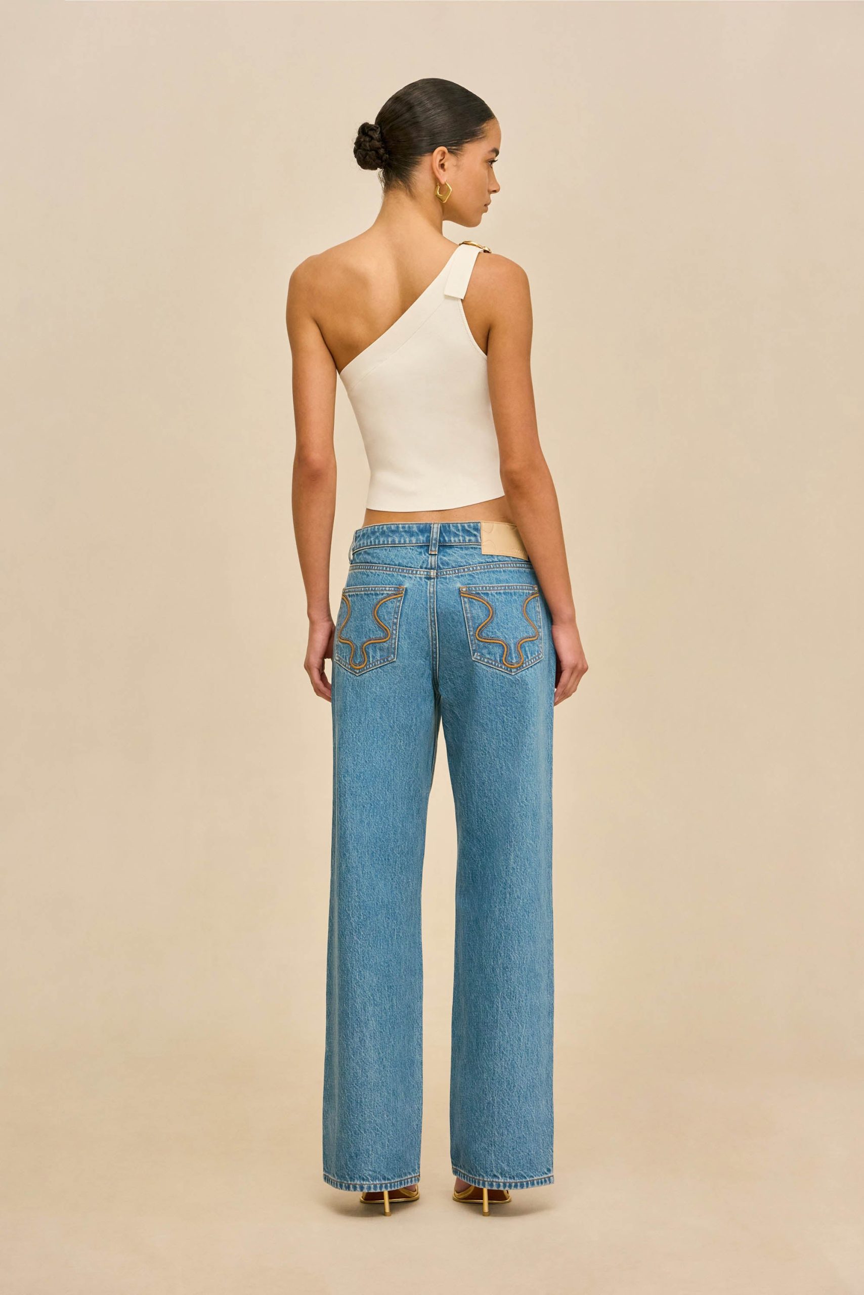 260121_DR_CG_SP_HS26_RESHT_98_VALERIA_TOP_WHT_WYNN_LOW_RISE_PANT_BLU_0037_WEBBED-scaled