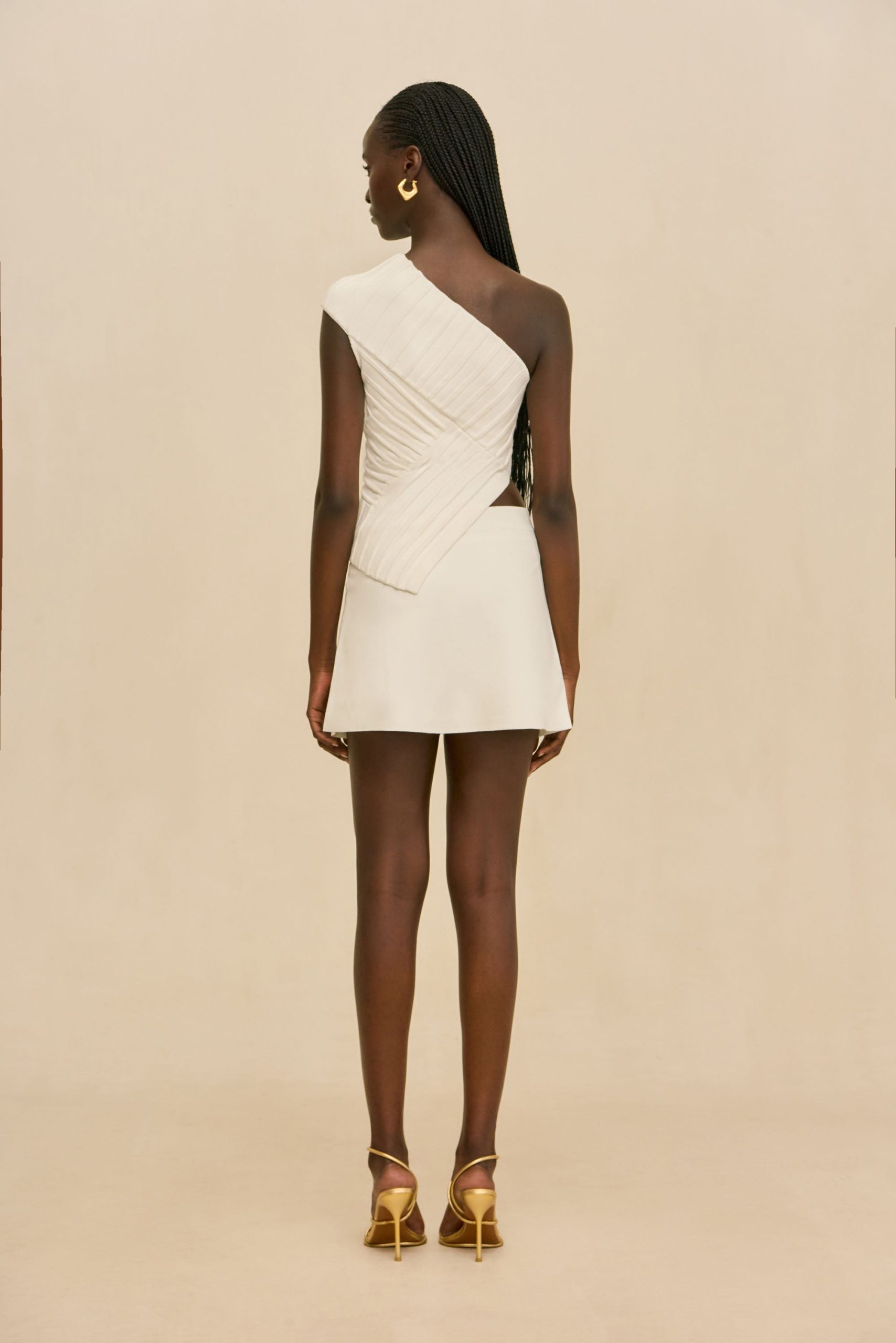 260122_DR_CG_SP_HS26_RESHT_177_AMORET_KNIT_SKIRT_ANDERSON_TOP_WHT_0020_WEBBED_1-scaled