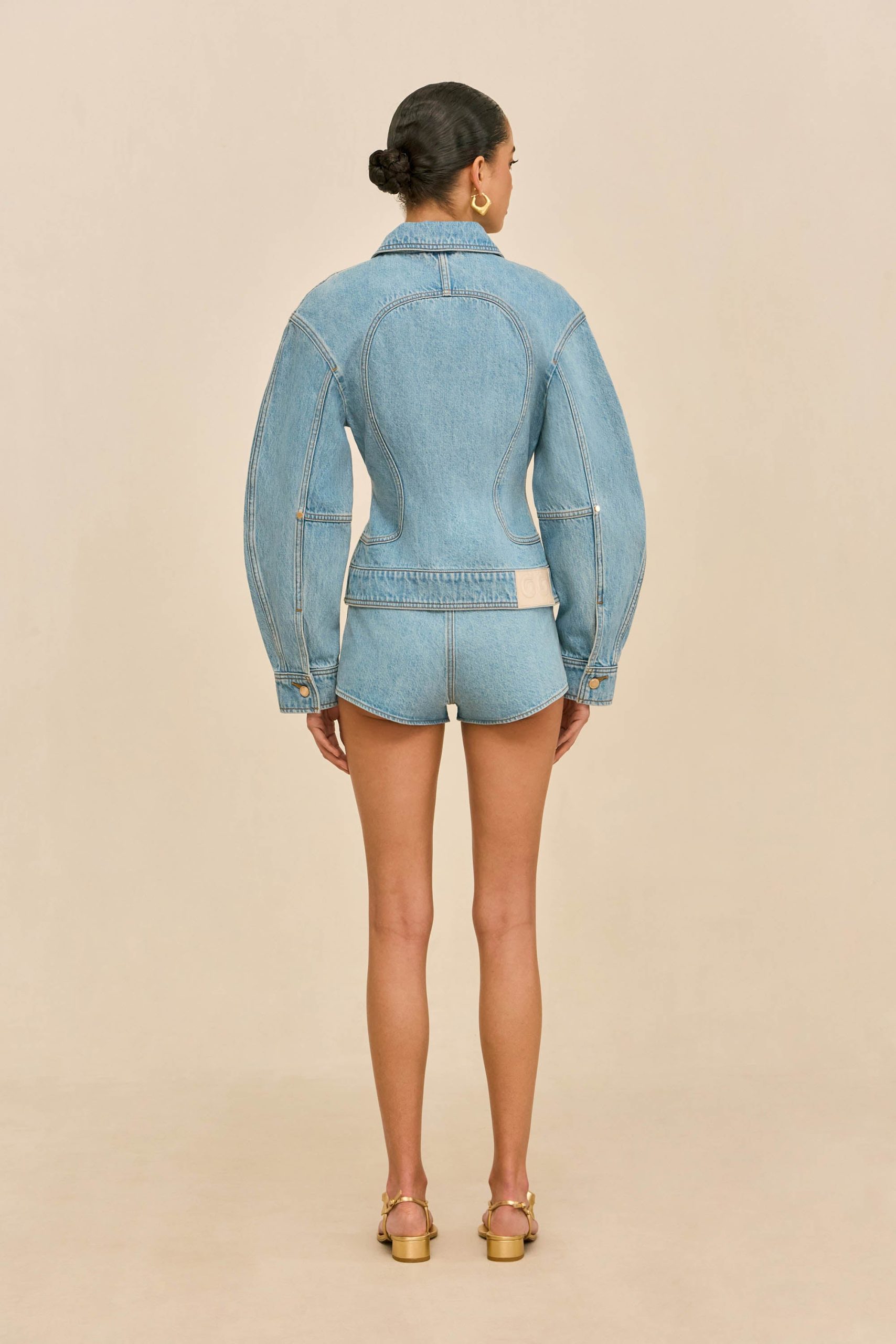 260319_DR_CG_20_JILL_TOP_DENNY_SHORT_PACHA_JACKET_0058_WEBBED-scaled