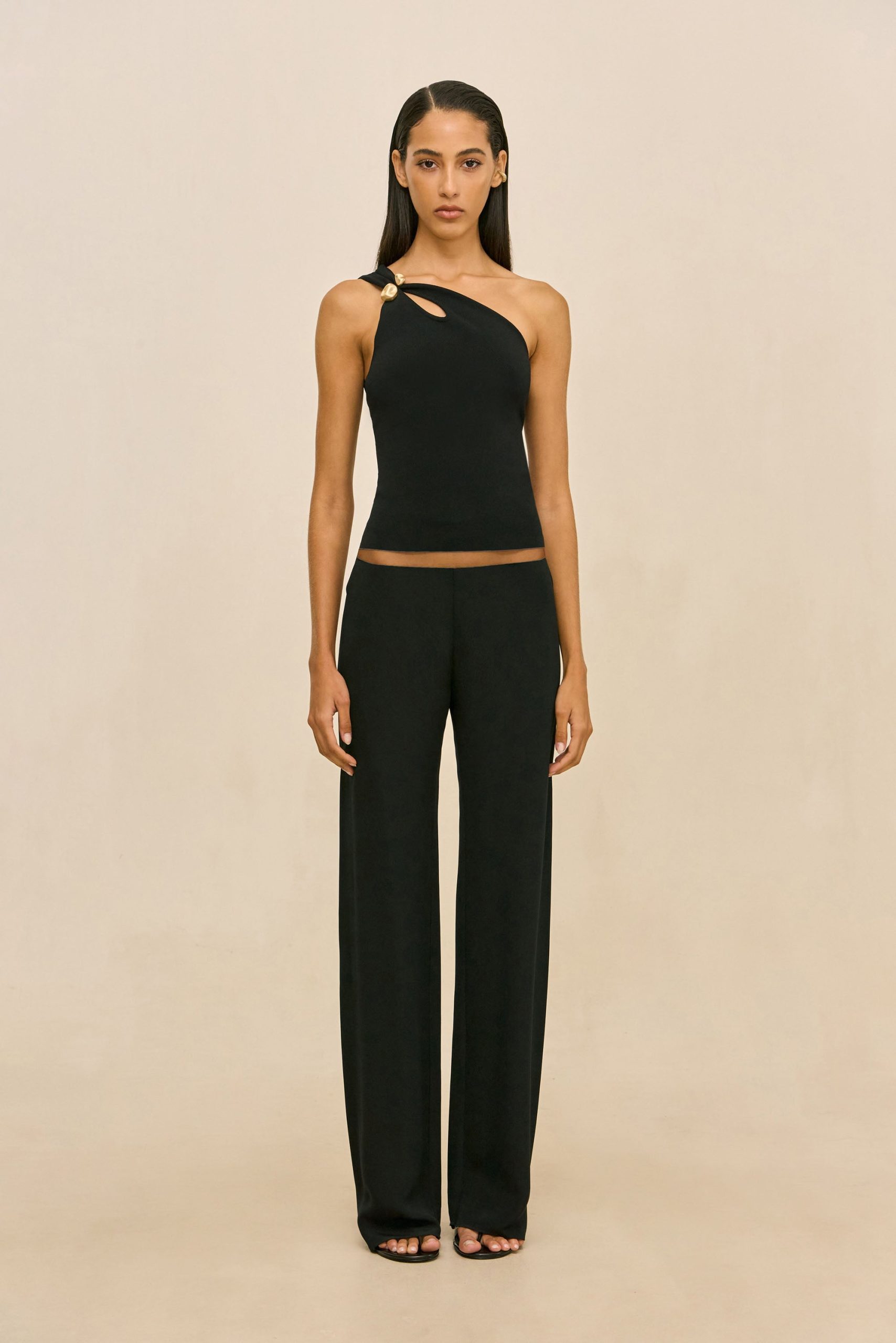 PF26_260519_DR_CG_PF26_ECOM_121_ANOUK_TOP_SARA_PANT_BLK_0006_WEBBED_54c94db4-0e2c-41f1-8ce1-c284dbf49c0c-scaled